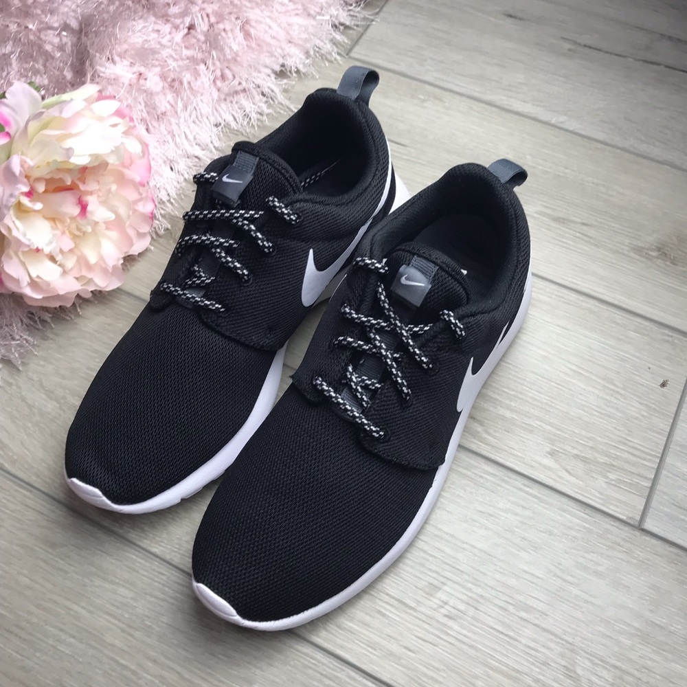 Brand New Nike Roshe One Black/White - Picture 8 of 8
